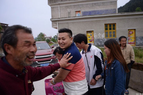 hanh-phuc-cua-ba-me-tim-thay-con-trai-sau-22-nam-bi-bat-coc