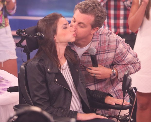 Lais ganha o carinho de Luciano Huck (Foto: Camila Serejo / Gshow)