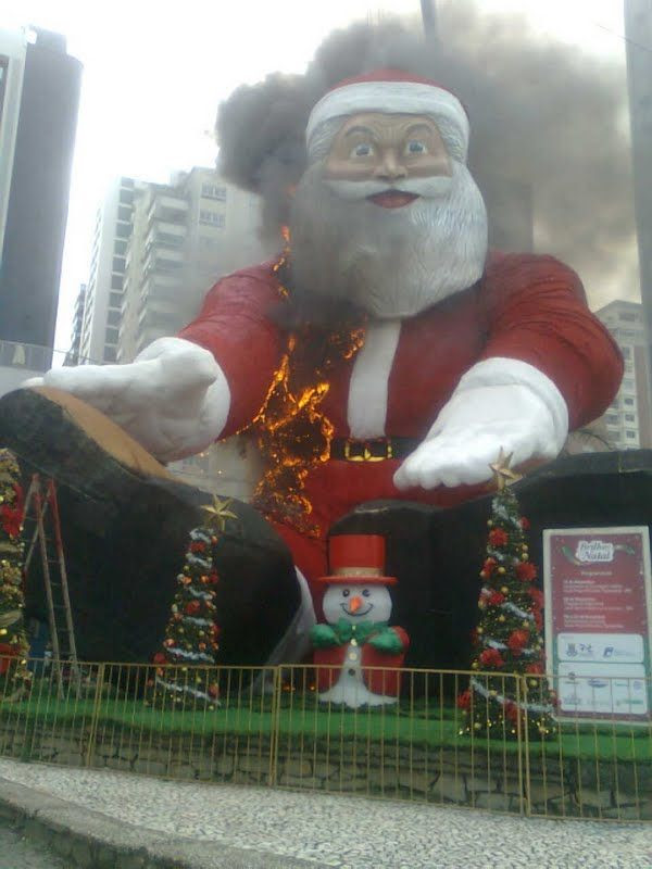 Giant Santa on Fire (9 pics) - Izismile.com