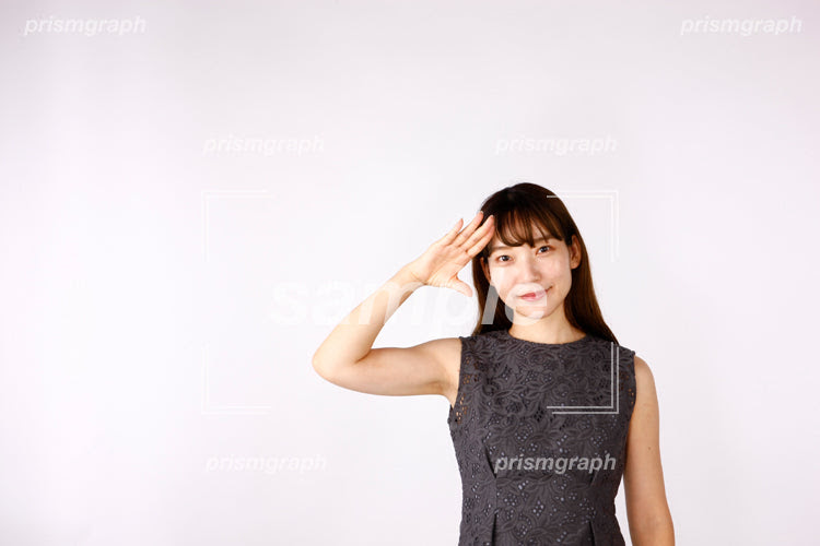 敬礼ポーズをしている女子の写真素材 A Prismgraph