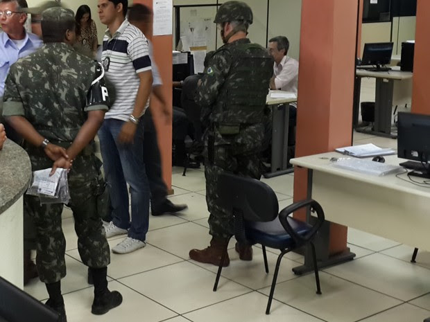 Militares levaram material apreendido com suspeito morto no confronto (Foto: Ari Peixoto/Tv Globo)