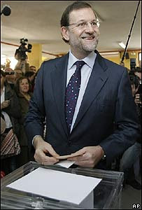Mariano Rajoy en el colegio electoral donde votó a primera hora de la mañana.