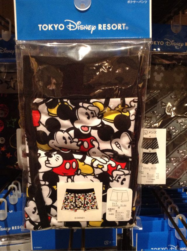 ミッキーがたくさん描かれたボクサーパンツが1300円 700円になっています