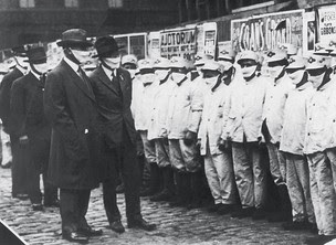 A GRIPE ESPANHOLA Em 1918, voluntários iam de casa em casa nos EUA recolher os mortos da pandemia. Em 2005, geneticistas recriaram o DNA do vírus para entender sua letalidade  (Foto: Corbis)