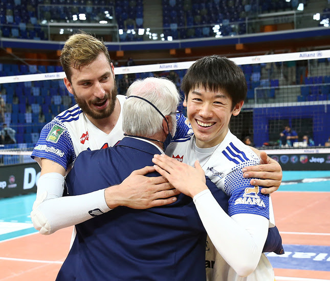 石川祐希 イタリア1部 ミラノ 有観客の開幕戦を快勝 今日の試合で11得点したので イタリアで日本人初のの通算得点で 1000得点 という記録を出すことができ 非常に嬉しく思っています バレーボールマガジン