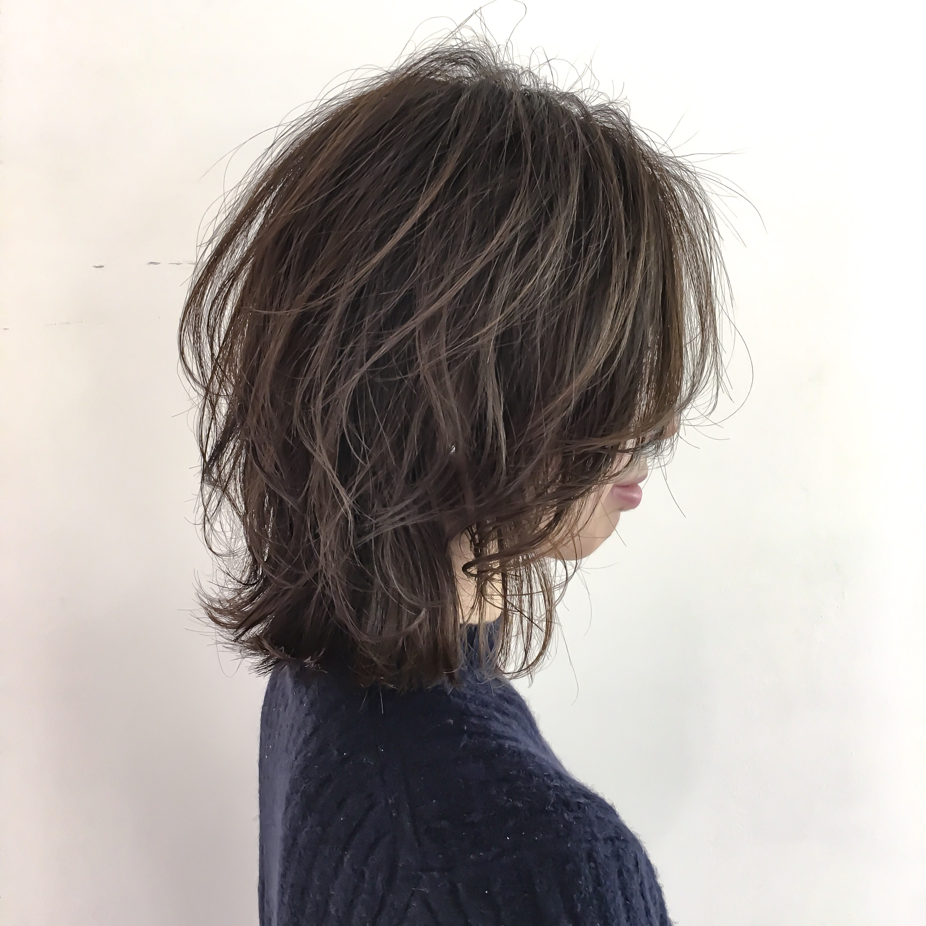 大人のミディアムはお洒落レイヤーヘアで決まり 福岡天神 大名 美容室プルーヴ 紫牟田 慎