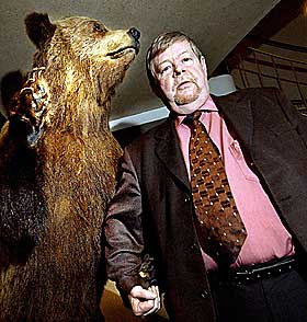  POPULÆR FINNE:  Arto Paasilinna er Finlands mest populære forfatter. Boka «Harens år» kommer ut på Aschehoug i disse dager. Den ender i en forrykende bjørnejakt - etter en serie fantastiske hendelser. Selv mener Paasilinna at bjørnen har «fornuft og visdom».