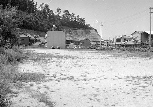 浜多度津駅 J N R Del Df50 At Hama Tadotsu Stn 18 明治22 年 讃岐鉄道によって丸亀 琴平間に鉄道が開通しました 当時は瀬戸内海の玄関口だった多度津港の船車連絡を重視し 多度津駅は港のすぐそばに開設され 丸亀方面と琴平方面にスイッチ
