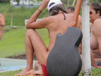 Sem roupas, grupo disputa competição esportiva em Guará (Foto: Carlos Santos/G1)