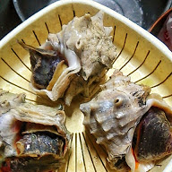 生のニシ貝を調理する がざみんのちゃぶだい