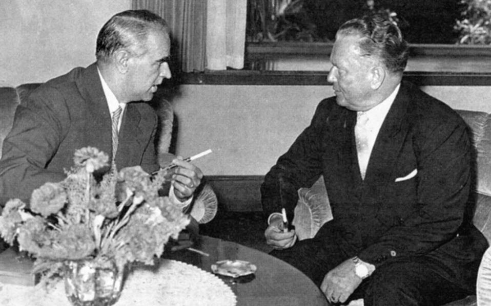 Βελιγράδι, 30 Ιουνίου 1960. Ο Καραμανλής συνομιλεί με τον στρατάρχη Τίτο, κατά τη διάρκεια της τριήμερης ανεπίσημης επίσκεψής του στη Γιουγκοσλαβία.