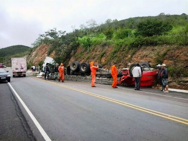 Camihão capota na BR-423, em Saloá, PE (Foto: Divulgação/ Agreste Violento)