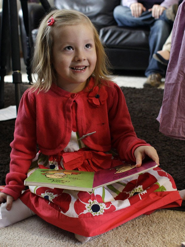 Coy brinca em sua casa em Fountain, Colorado, na segunda-feira (25) (Foto: Brennan Linsley/AP)