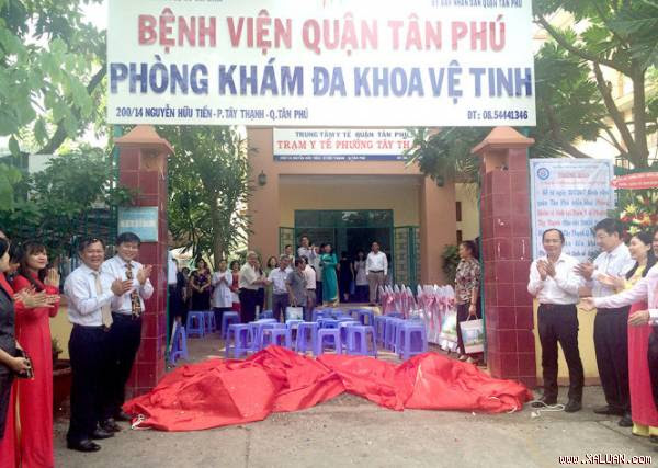Các đại biểu cắt băng khánh thành phòng khám đa khoa vệ tinh Bệnh viện Tân Phú - Ảnh: L.TH.H