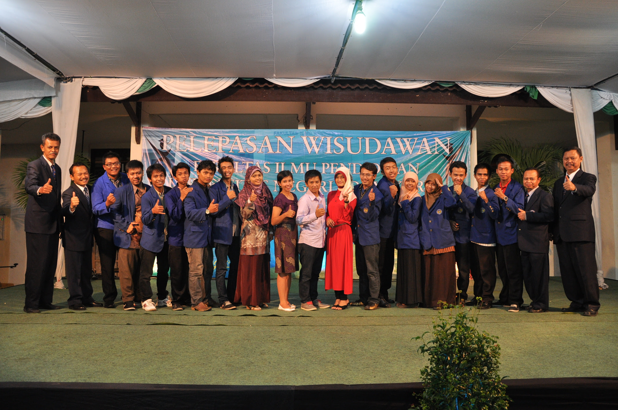 Jumat 31 05 bertempat di Lapangan Hijau Fakultas Ilmu Pendidikan FIP diselenggarakan pelepasan wisudawan wisudawati FIP Acara dibuka pukul 20 00 WIB