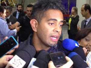 Jairzinho fala com jornalistas no velório do corpo de Jair Rodrigues (Foto: G1)
