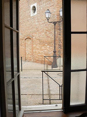 vue de la fenêtre de cuisine sur le château.jpg