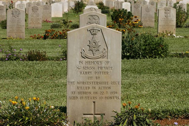 Lápide de soldado britânico chamado Harry Potter virou atração turística.