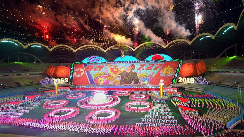 Anniversaire démesuré. Les couleurs criardes des gymnastes nord-coréens ont enflammé le stade du Premier-Mai à Pyongyang, à l'occasion du soixantième anniversaire de la fin de la guerre de Corée. Chaque année, le stade se remplit massivement de gymnastes et reçoit les personnalités les plus influentes du régime pour le festival Arirang, qui met en scène les sportifs du pays.