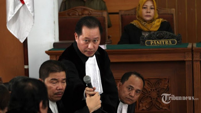 Pengacara Ahok Akhirnya Klarifikasi Soal Kabar Pelaporan Ma'ruf Amin http://ift.tt/20kt43r - Berita Ahok Terkini Terbaru Hari Ini - JAKARTA – Anggota tim advokasi Bhinneka Tunggal Ika Humphrey R Dejamat meluruskan pemberitaan terkait kabar terdakwa Basuki Tjahaja Purnama bakal melakukan proses hukum kepada Ketua MUI KH Ma'ruf Amin.