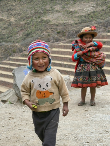 Children playing in Pisaq — October 2008