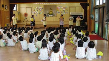 大きな葉っぱのイチゴが迎えてくれました 長野市 ルンビニ幼稚園 長野県私立幼稚園協会