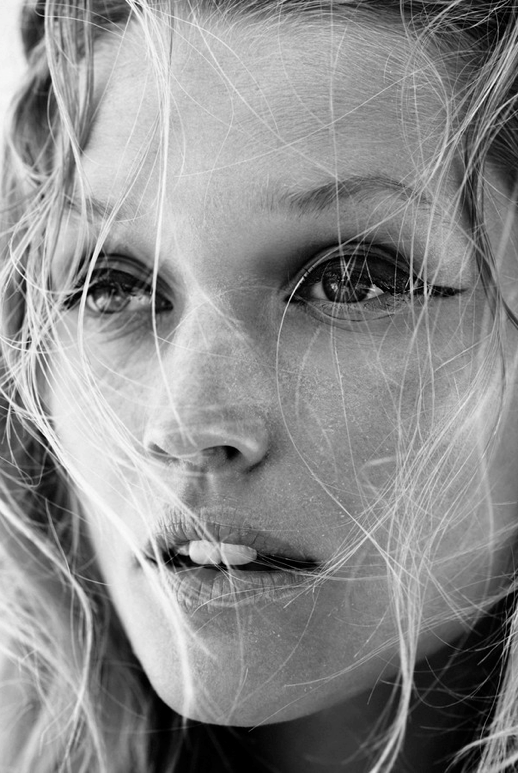 LE FASHION BLOG BEAUTY POST WINGED EYELINER TONI GARRN LEONARDO DICAPRIO GIRLFRIEND MADAM FIGARO Photographer: Nico Stylist: Julie Gillet Stylist assistant: Zoe Gabillet Make up: Jurgen Braun Hair: Alessandro Rebecchi WET HAIR BEACH BEAUTY INSPIRATION 2 photo LEFASHIONBLOGBEAUTYPOSTWINGEDEYELINERTONIGARRN2.png