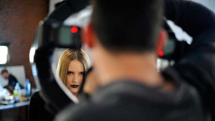 Backstage during Fashion Week (30 pics)