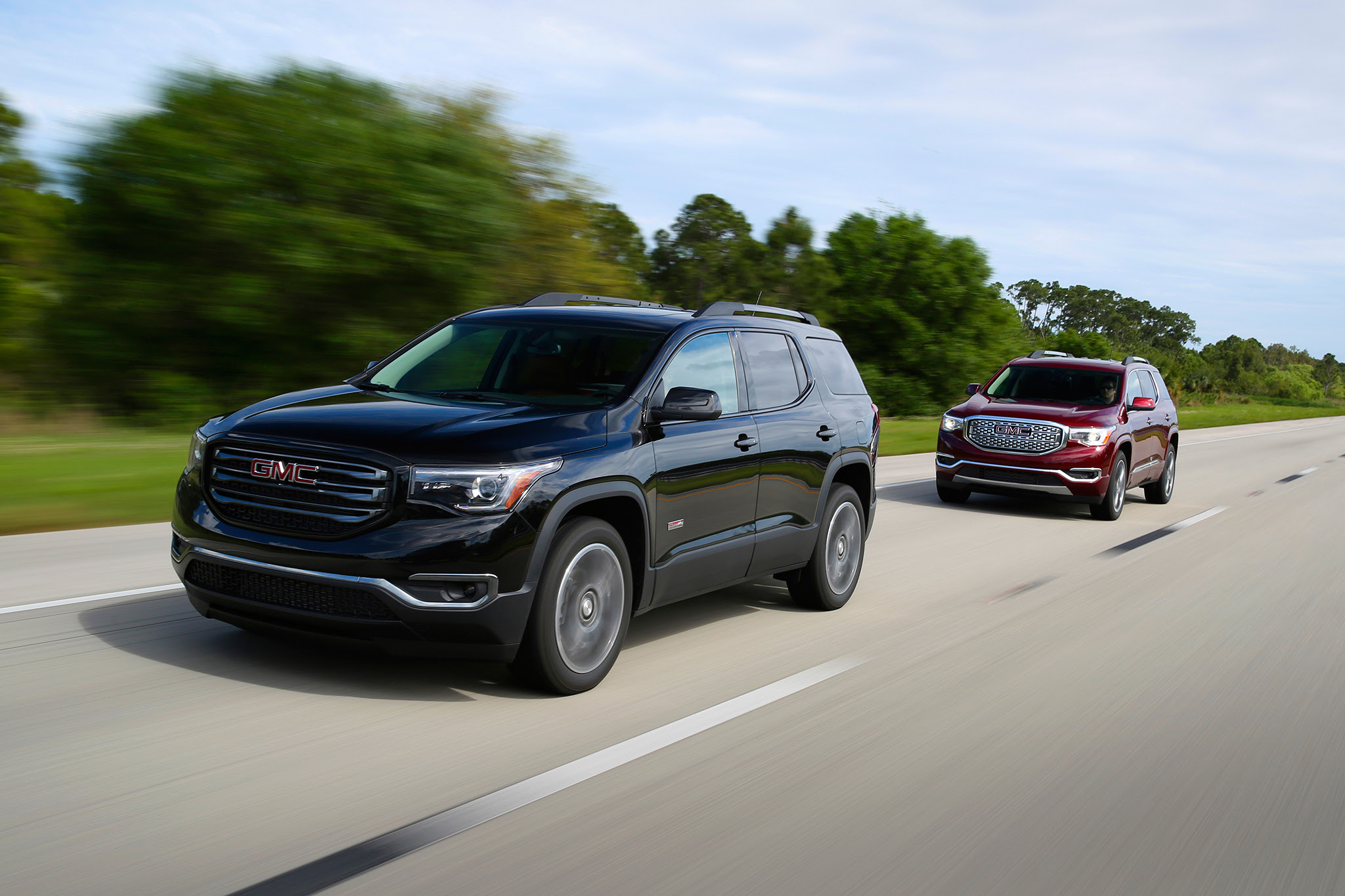 2017 GMC Acadia front three quarter in motion 01
