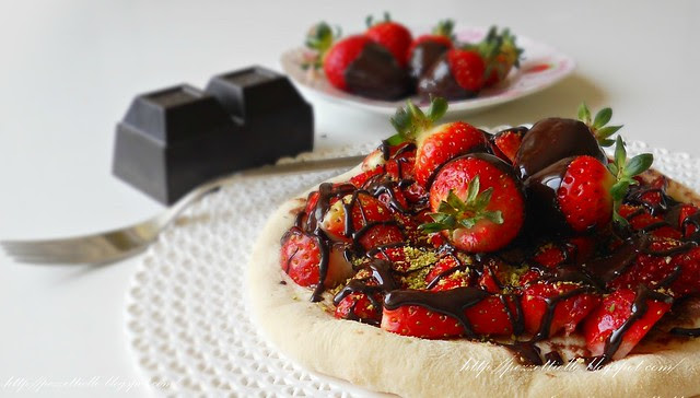 Pizza dolce con fragole e cioccolato