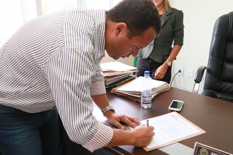 Prefeito Kenoel Viana empossa novos servidores aprovados em concurso. (Foto: Alex Barbosa)