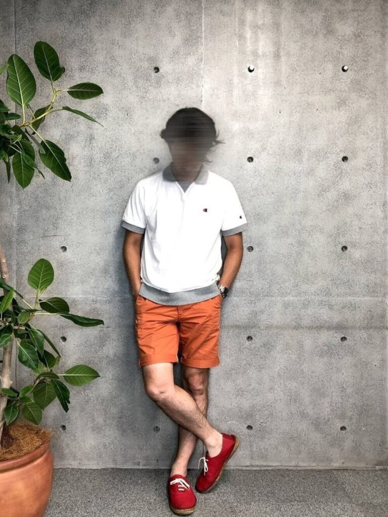 スリッポン 赤 のメンズの夏コーデ 人気の赤のスリッポンを紹介