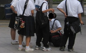 ... Darcos relance le dÃ©bat sur le port de lâuniforme Ã  lâÃ©cole
