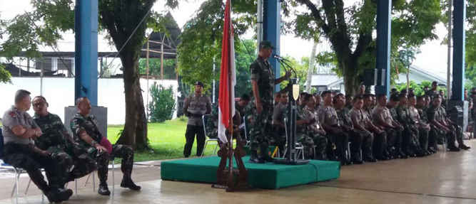 Pangdam XVI/Pattimura, Mayjen TNI Doni Monardo menerima 500 personel Satgas Pam Rahwan (Pengamanan Daerah Rawan) Maluku dan Maluku Utara dari Batalion 726/Tamalatea di bawah pimpinan Danyon 726 Letkol Inf Yuswanto.