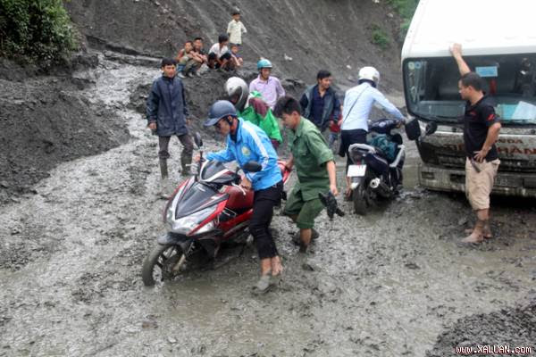 Bùn lầy do sạt lở gây ách tắc giao thông. Ảnh: Văn Dũng - TTXVN