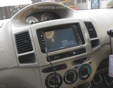 Grill ac mobil di dashboard tengah