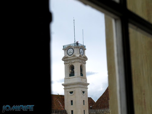 Turistas no topo da torre da Universidade de Coimbra [en] Tourists at the top of tower of the University of Coimbra