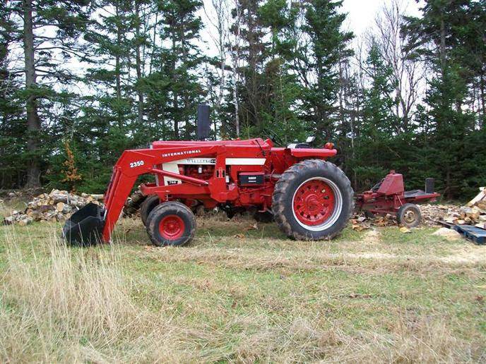 IH 450 and IH666 running log splitter - Yesterday's Tractors