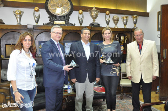 الوفد المجرى بالدروع التذكارية مع مسئولو الأهلى -اليوم السابع -5 -2015