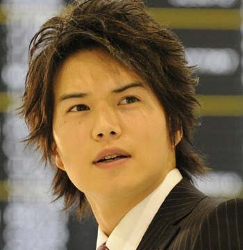 市原隼人の髪の毛が薄くなりハゲ 劣化が進行 成宮寛貴との差が ドラマ 不機嫌な果実 出演し おでこの広がり具合が話題に 今日の最新芸能ゴシップニュースサイト 芸トピ