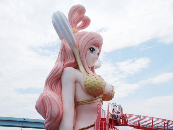 Patung Raksasa One Piece Yang Seksi