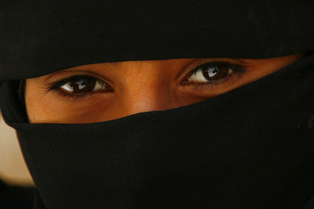 Veiled girl's eyes - Yemen اليمن