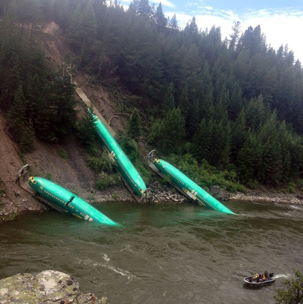 Fuselagens de avião caíram em rio nos EUA após trem que as transportava descarrilar (Foto: Wiley E. Waters Whitewater Rafting, Brock Sarbeck/AP)