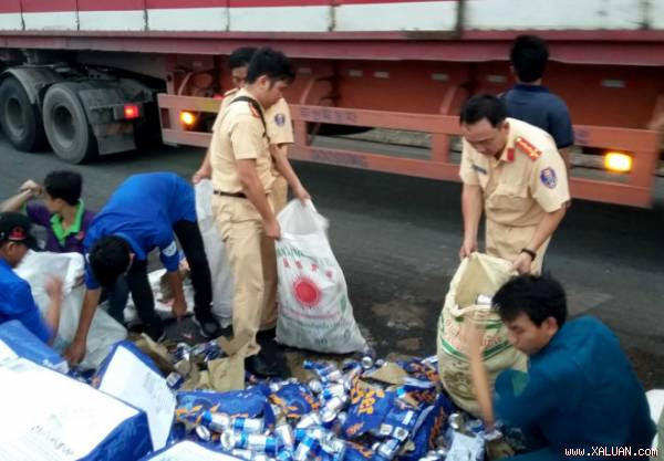 Hàng trăm thùng bia đổ xuống đường ở Sài Gòn, tài xế không mất một lon