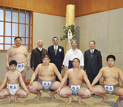 鉄砲稽古支える一本 旭丘高の相撲場に調体柱 小田原 タウンニュース