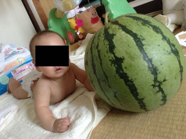 生後６ヶ月の赤ちゃんの成長 うつ伏せで飛行機のポーズ 離乳食順調 ダーヤス Com プレミアム