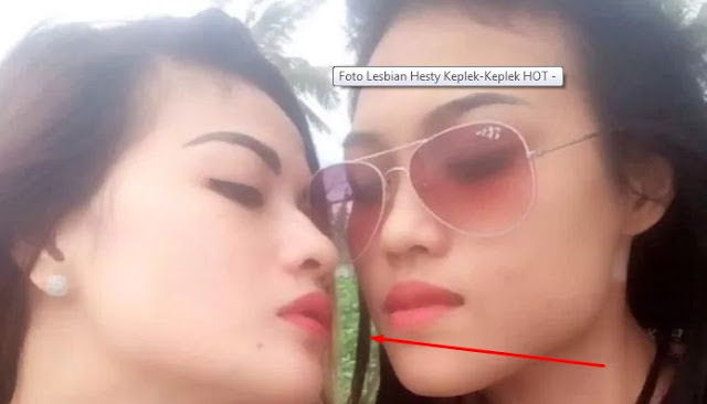 Heboh! Video Adegan Ciuman Hesty Keplek-Keplek ‘ Saya Bukan Lesbian’ http://ift.tt/20kt43r - Berita Terbaru Terkini Hari Ini -Hesty Klepek Klepek di sebuah video yang memperlihatkan dirinya mencium seorang wanita tomboy yang beredar. Artis penyanyi dangdut ini diduga adalah pecinta sesama jenis, alias lesbian. Hal ini diperkuat oleh sebuah video yang menunjukkan Penyanyi dangdut Hesty Klepek Klepek diduga menjadi pecinta sesama jenis, alias gay. Hal ini diperkuat oleh Dituduh menjadi tertarik pada seks, saya ditolak.