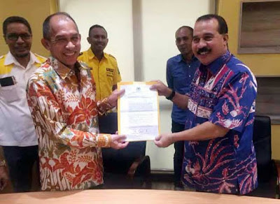 Ambon, Malukupost.com - DPP Partai Golkar mengusung pasangan bakal calon (Balon) Gubernur dan Wagub, Said Assagaff - Anderias Rentanubun untuk Marham mengikuti Pilkada Maluku yang diselenggarakan pada 27 Juni 2018. Said dikonfirmasi, Sabtu (28/10), membenarkan, telah menerima rekomendasi yang ditandatangani Ketua Umum DPP Partai Golkar, Setya Novanto dan Sekjen Idrus dengan No. 480/GOLKAR/X/2017 tertanggal 18 Oktober 2017. "Saya dan Anderias menerima rekomendasi yang diserahkan Ketua Bidang Pemenangan Wilayah Timur, Papua, Papua Barat, Maluku dan Maluku Utara, Azis Samual di Jakarta pada 27 Oktober 2017," ujarnya.