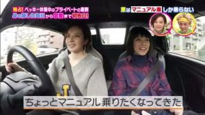 芸能人ベッキーがホンダs660を愛車並みに運転中 車はマニュアル車しか運転しない