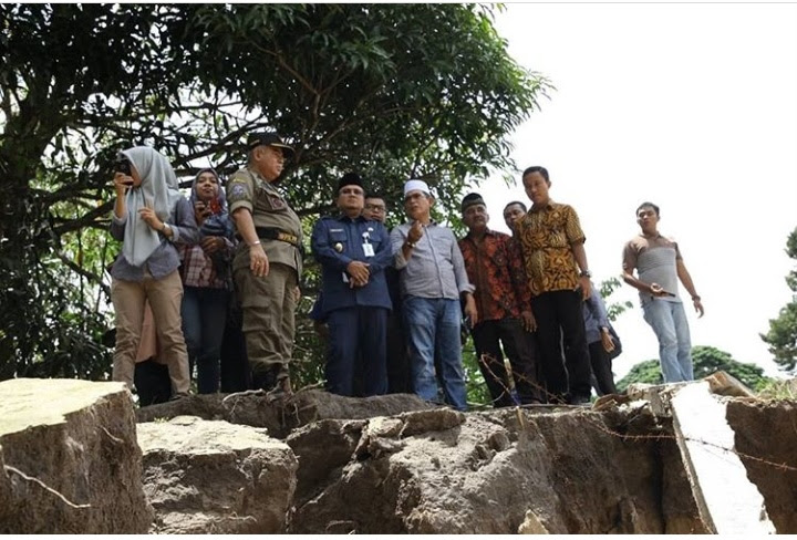 Wakil Walikota Jambi Maulana Tinjau Lokasi Tanah Longsor Wakil Walikota Jambi Maulana Tinjau Lokasi Tanah Longsor